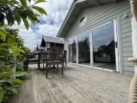 Beach House "Just Beachy" Pool, Gym, Pet Friendly, close to Beach, WiFi, Netflix