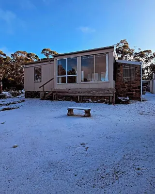 Cosy water view cabin in amongst the pristene wilderness of Central Highlands