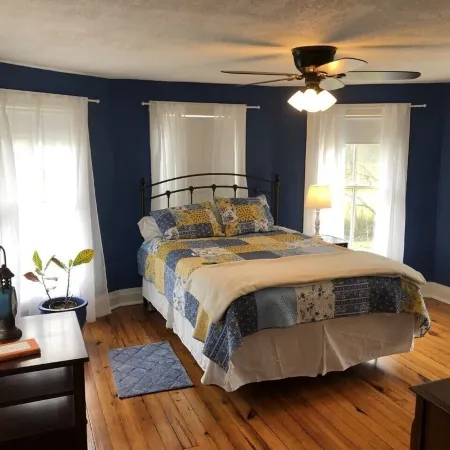 Historic Victorian Farmhouse near Great Smoky Mtns Nat Park