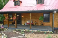 3 Bedroom, 2 Bath Cabin with a Private Creek, Fire Pit, WiFi Hotels near Parks Place Convenience Store