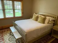 Cozy retreat in Damascus on the AT and Creeper Trail. Pet Friendly! Hotels in Damascus