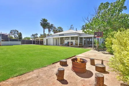 Perfect, quiet location, walking distance to Billabong, 8 Minute drive to town..