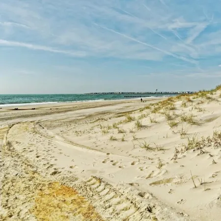 Bright and Airy Condo.  One block to the Beach.  Great location.
