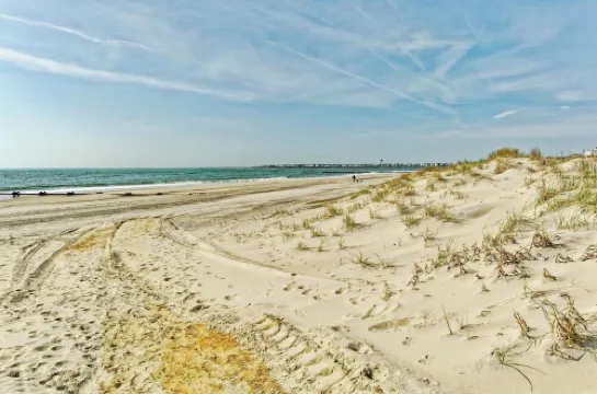 Bright and Airy Condo.  One block to the Beach.  Great location.