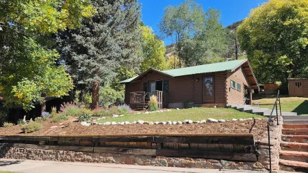Log Cabin in the Mountains - Trout fishing, skiing & hiking right out your door!