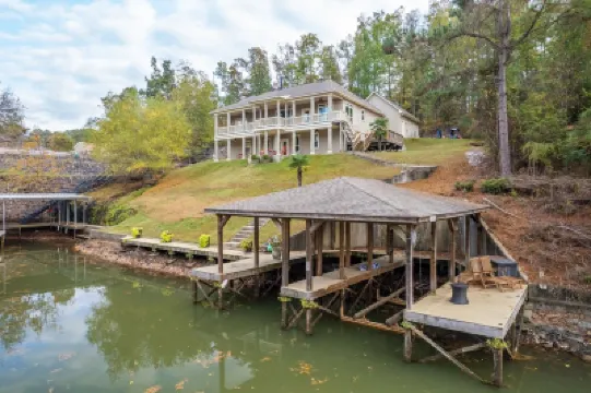 The St. Thomas On Lake Hamilton - Sleeps 10, Lakefront! Hôtels à : 