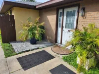House with Patio, Caribbean Hot-Tub & Tiki Bar. Pet Friendly. No Cleaning Charge