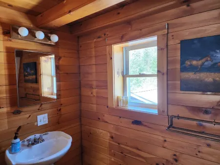 Charming rustic loft nestled near Lake Salem. Отели в г. Дерби