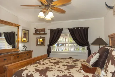 Wagon Wheel Ranch close to DVNP with hot tub!