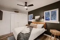 Stylish 2-bedroom Cabin with Breathtaking Mountain Views + Hot Tub