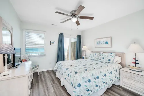 Oceanfront stunner in Emerald Isle - 2-stjärniga