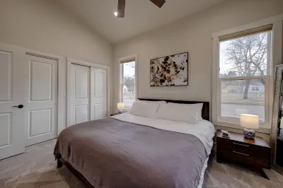 Fully remodeled corner home, 3 blocks from Main Street and across from the park. Davis Gallery 주변 호텔