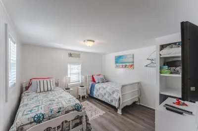 Adorable Cottage with Pool Minutes from Beach!