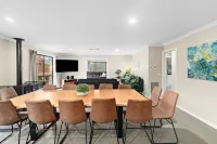 13 bedrooms,6.5 bathroom, sleeps 40+, playgrounds, giant checkers, table tennis Hotels in Sebastopol