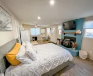 Charming Studio 2 Blocks from Light Rail & Downtown Bike Path!