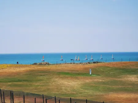 Apartment facing the sea, close to the golf course Отели рядом с достопримечательностью «Casino La Pastourelle»