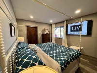 Lake Vibez: 5Br Pocono Lakefront -Private Dock, Kayaks, Boats, Ski & Tube Access