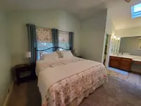 Blue Haven-Community Pool with Lake Access; Fire Pit; 10 Min to Marina & Park