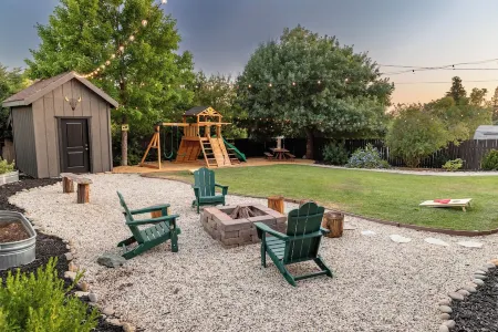 Cozy City Cabin w/King Bed/Fire Pit/Foosball/ Arcades/Playground and Nice Yard