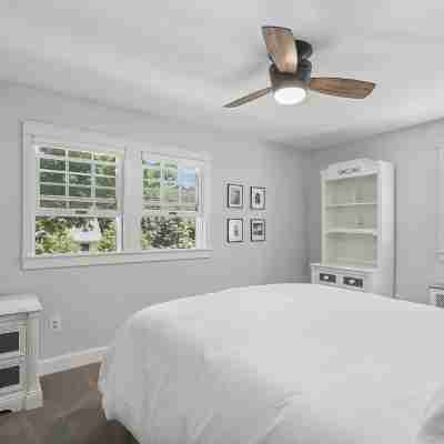 Beautiful 4 bedroom home just 3 1/2 blocks from downtown & Lake Michigan Rooms