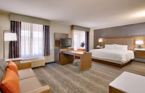 肖洛市派恩託普歡朋套房酒店