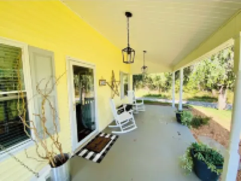 Large Bourbon Trail Vintage Farmhouse – Hot Tub, Gift Shop, Golf Range & Animals