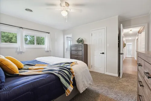 Adorable bungalow fully furnished - month to month rental.