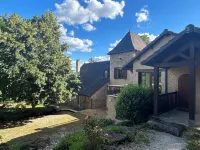Gites de Charme 18 Personnes Avec Tennis Dans un Parc de 2 ha . Idéal Familles Hotels in Montignac