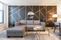 Classy| Mins to DC| Gym l Pool l |Work Space