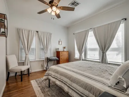 Cozy 2BR + Loft Near OU - Big yard, cool home, great Norman vibes