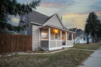 Steps from DOWNTOWN! COZY 5 bedroom Bungalow! - 3-Star