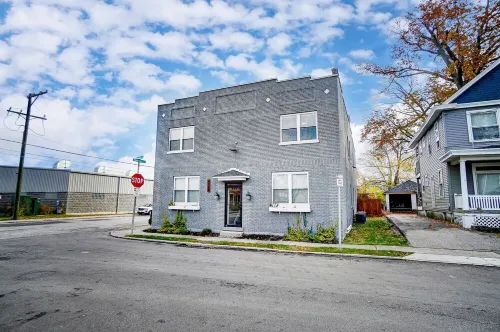 Oakley Square 2BR Condo-Walkable with Free Parking