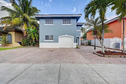 Modern cozy home! Single Family with game room, Pool & Patio.