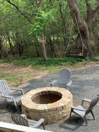 Hummingbird Cabin, located down Riverroad close to local shops and restaurants!