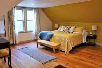 Columbia House. Unique, Comfortable Cape Cod Home. Pet Friendly. 그린베이 호텔