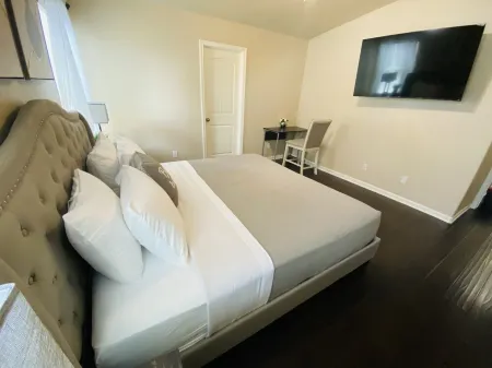 Beautiful home W/Pool, Spa, Fire pit & Outdoor grill. Отели рядом с достопримечательностью «Deran Koligian Stadium»