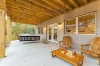 Wolf Run Lodge - Luxury 8bed/4bath. Hot Tub, Game Room, steps from lake/pool