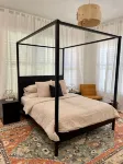 Gem on Spring-Upscale home walk to Main sleeps 11