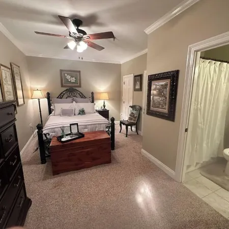 Downtown Front Street 2-bedroom townhome with balcony views