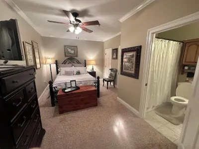 Downtown Front Street 2-bedroom townhome with balcony views