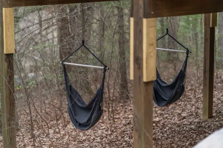 Luxury stay cabin EV ready, hot tub, fast wifi, sunroom, firepit & free cleaning