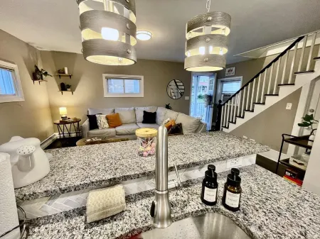 Newly Renovated Saratoga Home - Walkable to town!