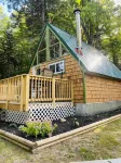 Eagles Nest A-frame: Riverfront Cabin: Add-on Treehouse Bedroom, Pet Friendly! Hotels in Koehler Township