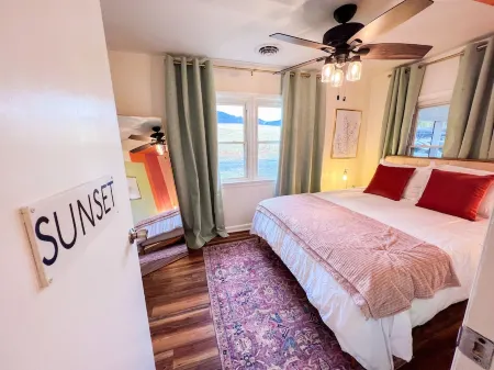 Cozy Retreat - Hot tub + Mountain Views + Pets