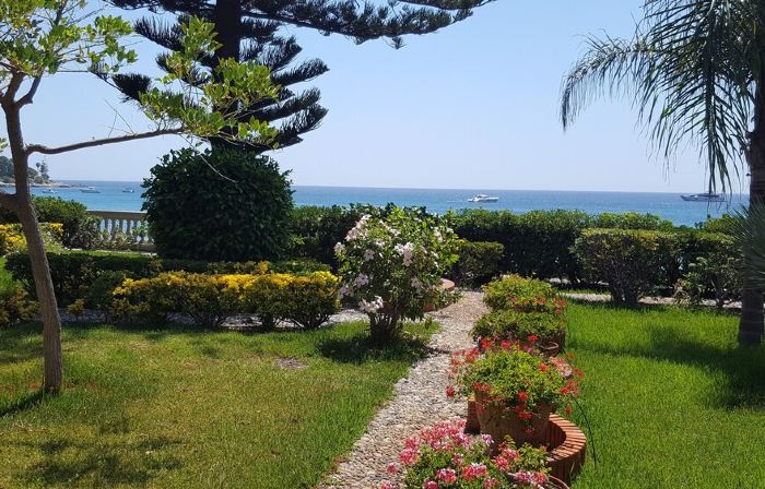 Villa Dream: Direct Access to the Beach, 3 Bedrooms & 3 Bathrooms (Max 8 People)