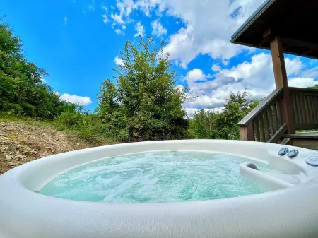 Log Cabin in the Heart of Hocking Hills! - TreeTop