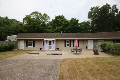 Cheerful 1 bedroom, Close to Beaches, Central Location