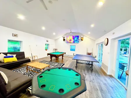 Beautiful property with hot spa and private swimming pool. Has king bed & more. Отели рядом с достопримечательностью «Camelbeach Mountain Waterpark»