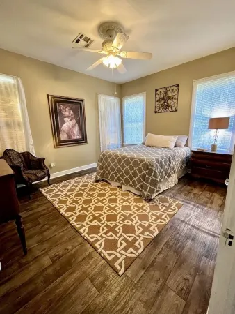 Garden Cottage in the city. Pet friendly!