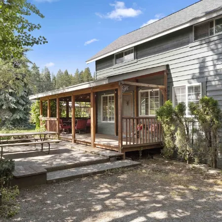 The Buck Spur | A Cozy Cottage close to Sandpoint & Silverwood